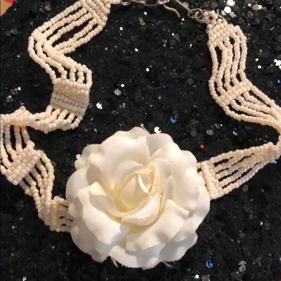 Pearl chocker with flower - Picture 2 of 4